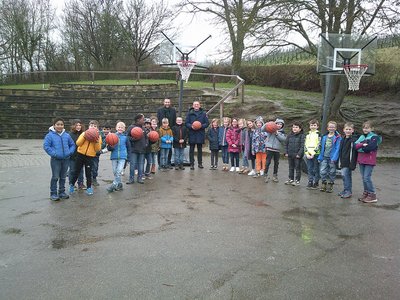 Weiterer Basketballkorb für die Grundschule Kürnbach